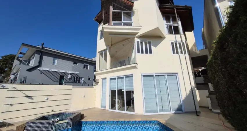 Lindo imóvel para locação no condomínio aruã, com 3 dormitórios sendo 1 suíte, com hidromassagem e closet, cozinha com planejados. área gourmet completa: piscina com ofurô, sauna, churrasqueira, e vis