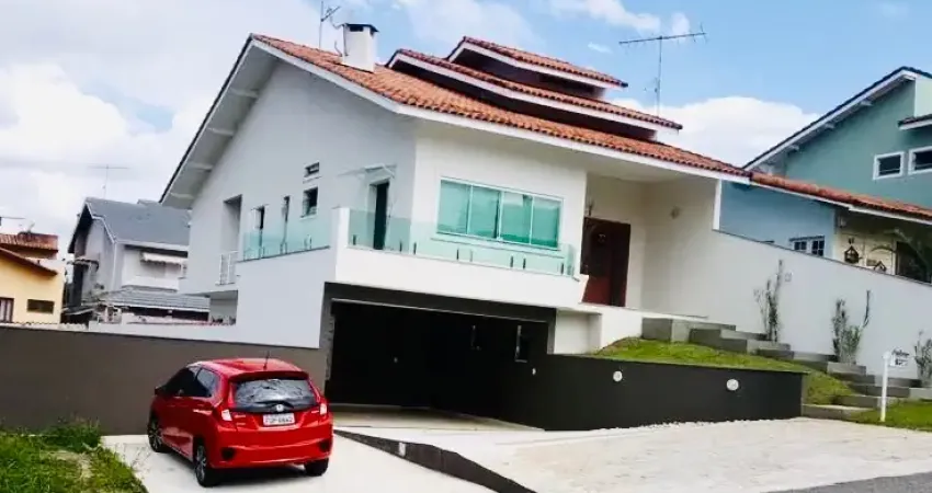 Linda casa no condomínio aruã mobiliada, com 4 dormitórios, suíte com closet, salas amplas, cozinha com ilha, conceito aberto, área gourmet completa com piscina, e churrasqueira.