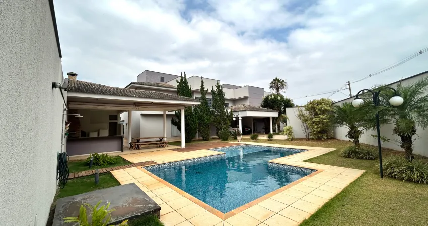 Linda casa em condomínio num terreno de 1.127m e com 670 m de área construída e uma belíssima área de lazer