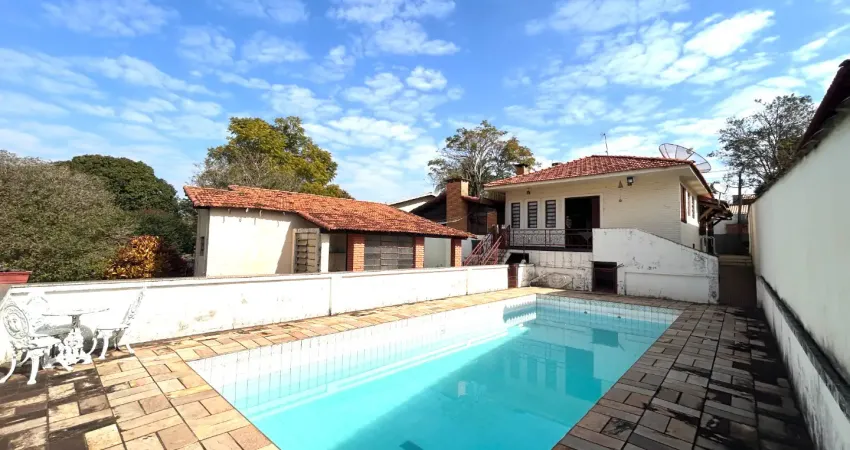 Casa Térrea à Venda em Águas de São Pedro – Terreno Amplo, Vista Privilegiada e Estilo Atemporal