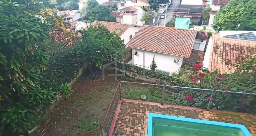 Maravilhosa mansão em Fradinhos, com 4 quartos sendo 3 suítes e 3 vagas de garagem, localização pri