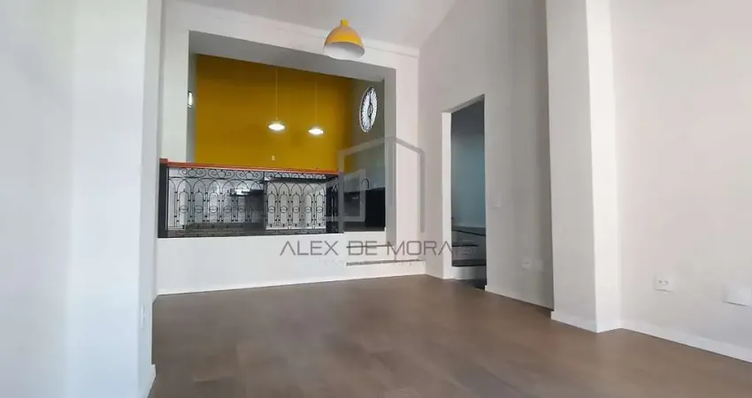 Casa duplex, histórica, toda reformada, como nova, materiais de alto padrão, com 3 vagas de garagem