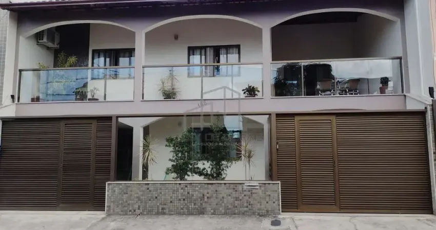 Essa casa é uma verdadeira joia, casa duplex com entradas independentes, possui três vagas de garag