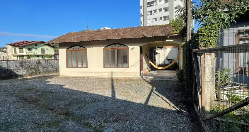 Excelente terreno com casa averbada no santo antônio em joinville.