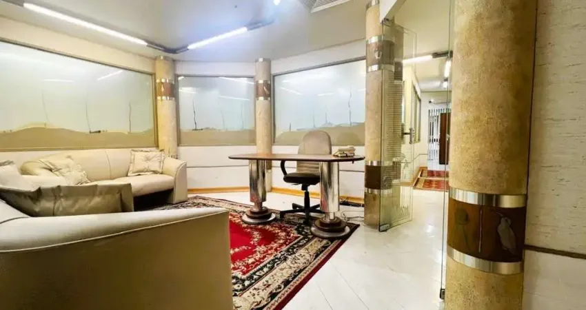 Ampla sala comercial no centro de porto alegre, de frente,  mobiliada e decorada