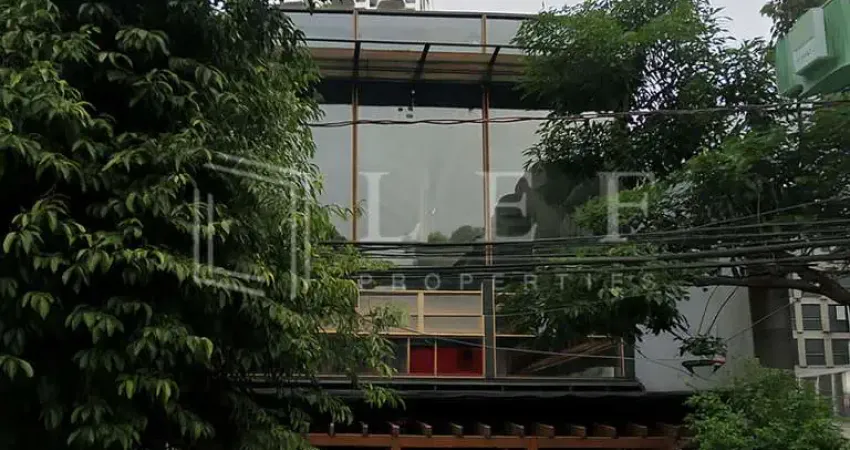 Loja com 1059m²., localização privilegiada., nesta rua é um dos últimos imóveis comerciais.