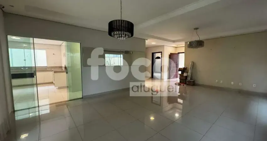 Casa em condomínio fechado em uma das melhores regiões da cidade.