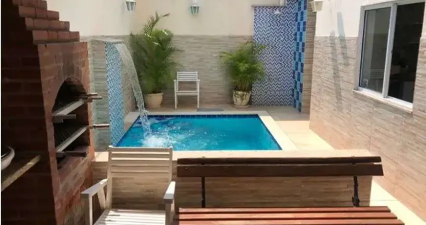 Condomínio lindíssima casa reformada com piscina e churrasqueira