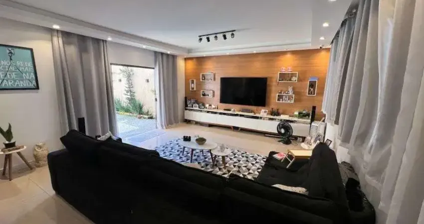 Lindíssima casa toda reformada - 4 quartos - piscina - área gourmet com churrasqueira