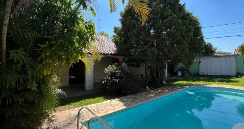 Casa térrea com piscina, quatro quartos e um grande jardim a venda em itu