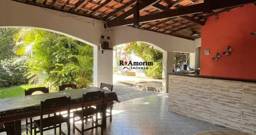 Casa térrea com piscina, quatro quartos e um grande jardim a venda em itu