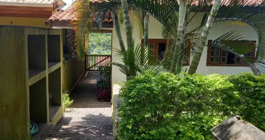 Casa semi terrea com tres suites a venda no condomínio são fernando residencia em barueri