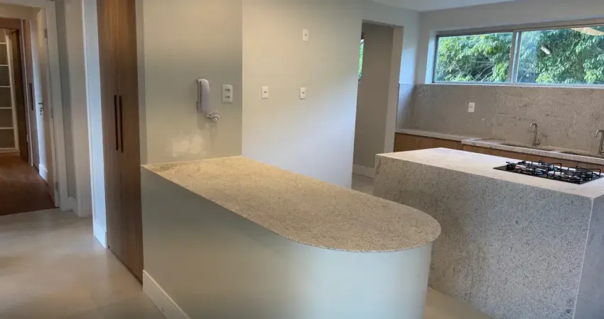 Lindo apartamento reformado, com fino acabamento em ótima localização.