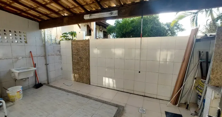 Linda casa em ótima localização com 4 quartos bem espaçosa em condomínio.