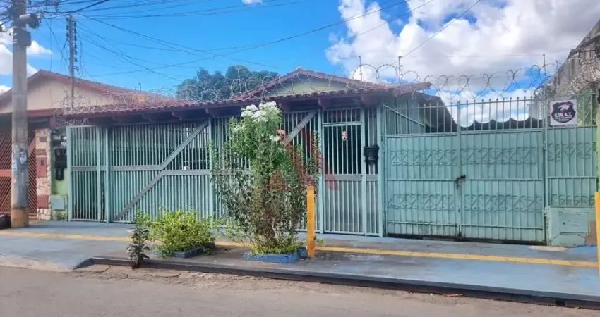Casa com 3 quartos à venda na Rua 4, Vila Abajá, Goiânia