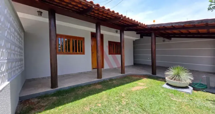 Casa térrea para alugar no parque das laranjeiras, com 3 quartos sendo 1 suíte, quinta e garagem coberta