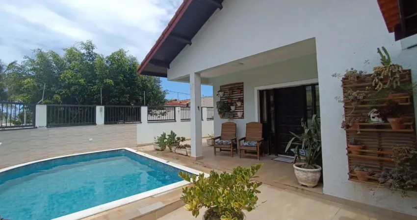 A oportunidade que você esperava em peruíbe! casa térrea a venda com 3 quartos, área gourmet ,piscina próximo ao mar