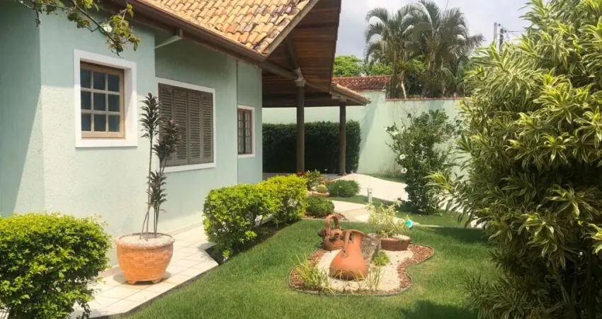 Casa avenda com 4 dorm. sendo 2 suítes, piscina lado praia em peruíbe litoral sul de sp