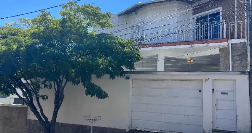 Linda casa em região central de poços de caldas, bairro tranquilo.