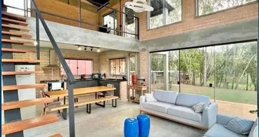 Linda casa de campo em estilo industrial moderno com amplo jardim em condomínio fechado