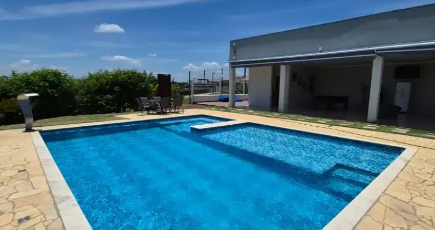 Ampla casa de campo térrea em condomínio fechado – conforto e natureza