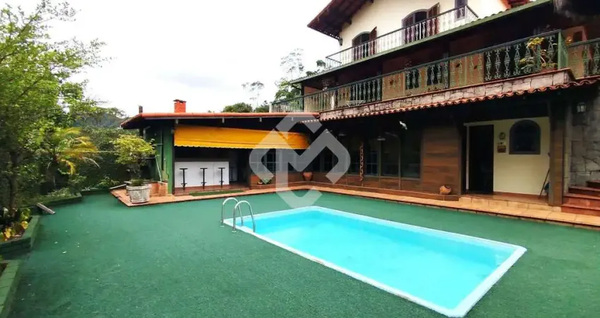 Casa com 4 quartos, piscina - ótima localização - teresópolis - rj