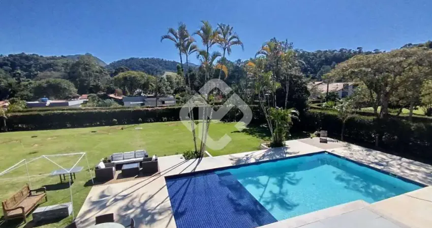 Ótima casa com 3 quartos, piscina, espaço verde - teresópolis - rj