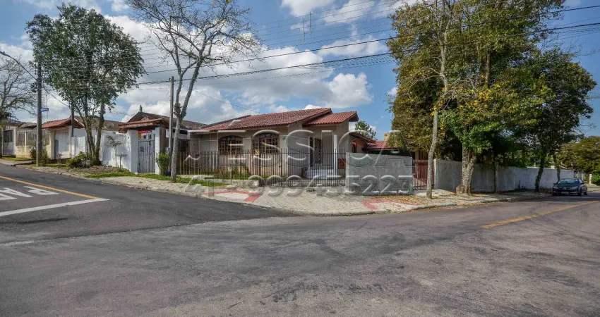 Casa bem arejada e iluminada com garagem coberta, jardim, churrasqueira