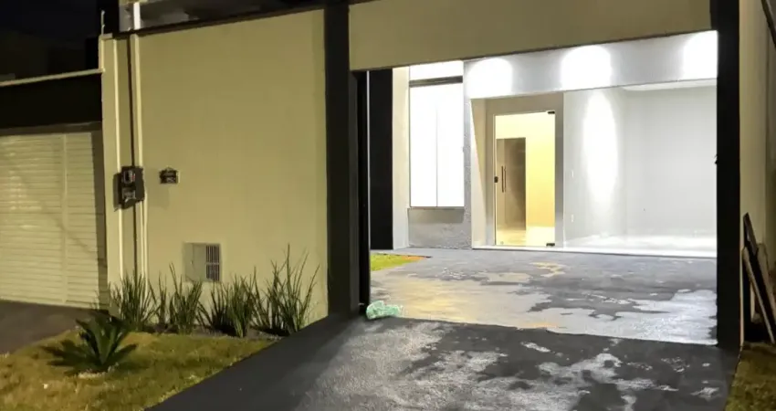 Casa em trindade- com 2 quartos, sendo um suíte, sala arejada, cozinha ampla, área de serviço, varanda com churrasqueira a carvão, casa toda revestida no porcelanato.