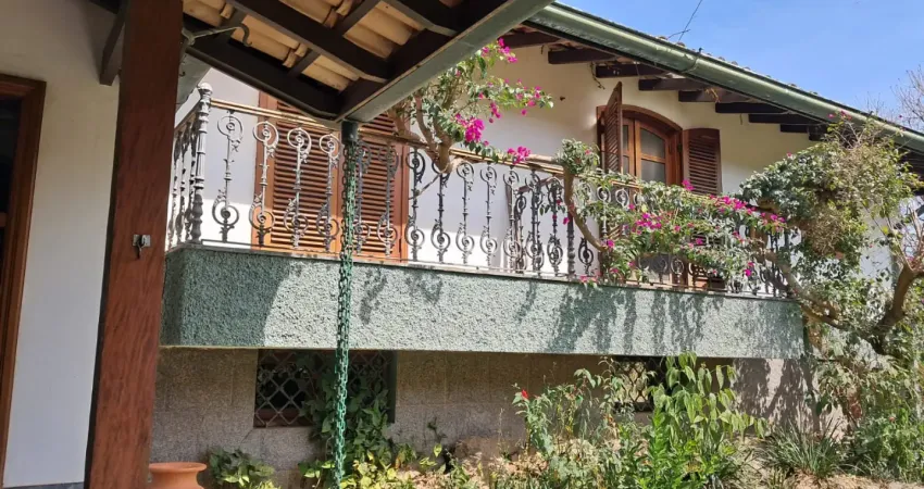 Sítio cinematográfico com 7 edificações, natureza produtiva e potencial inigualável!