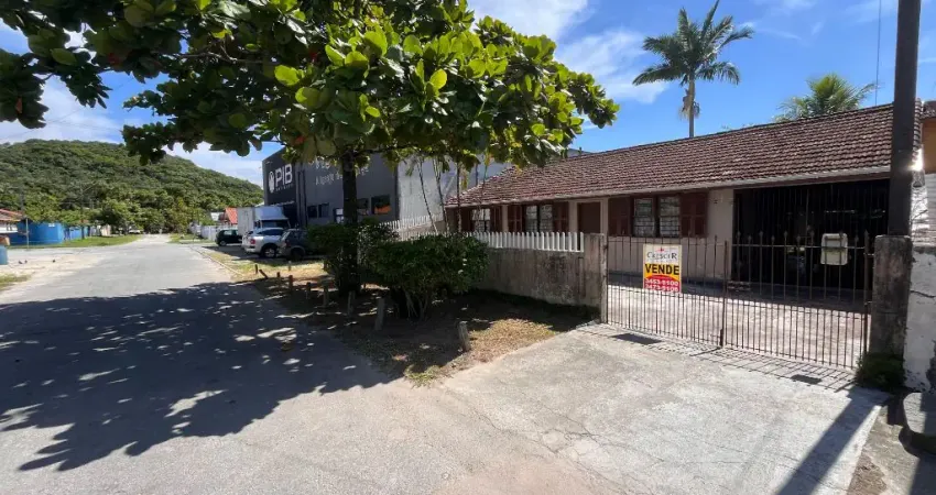 Casa com 3 quartos à venda na Avenida Paranaguá, 42, Centro, Matinhos