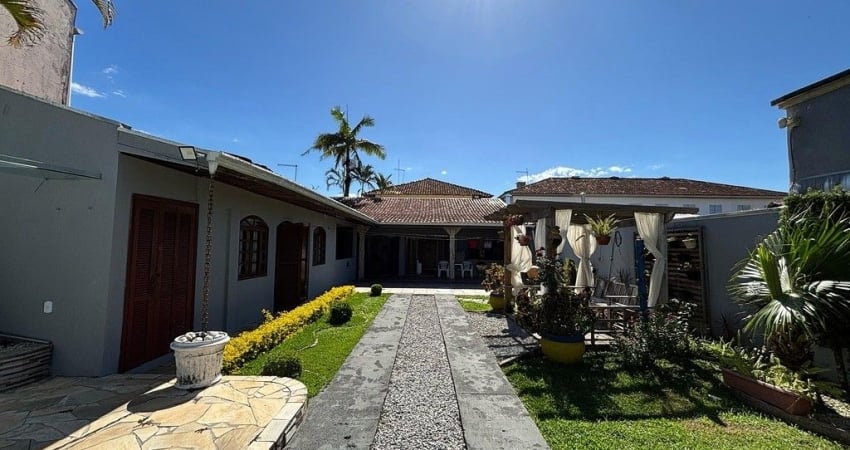 Casa com Piscina a venda no balneário Ipacaray