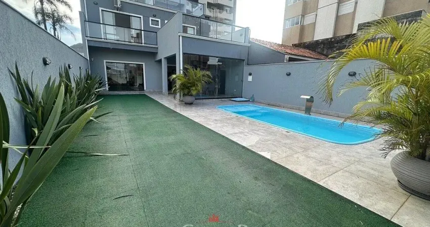 Sobrado tríplex com 05 quartos para venda