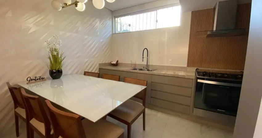 Casa geminada 2 quartos toda montada com uma vaga de garagem demarcada e livre