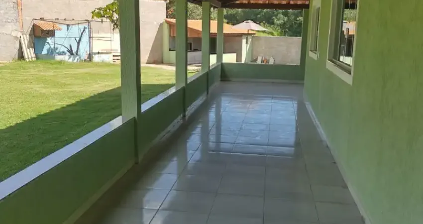 Chácara c/ 2000 m² em sarapuí. casa sede c/ 4 dorm. 2 st. troca por imóvel de menor valor.