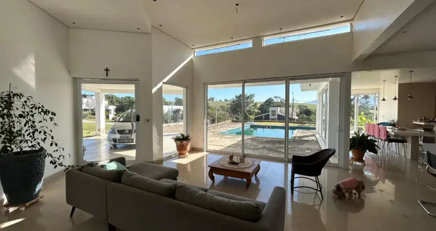 Belíssima residência com 3 suítes em terreno de 1000 m². um dos mais belos condomínios de araçoiaba.