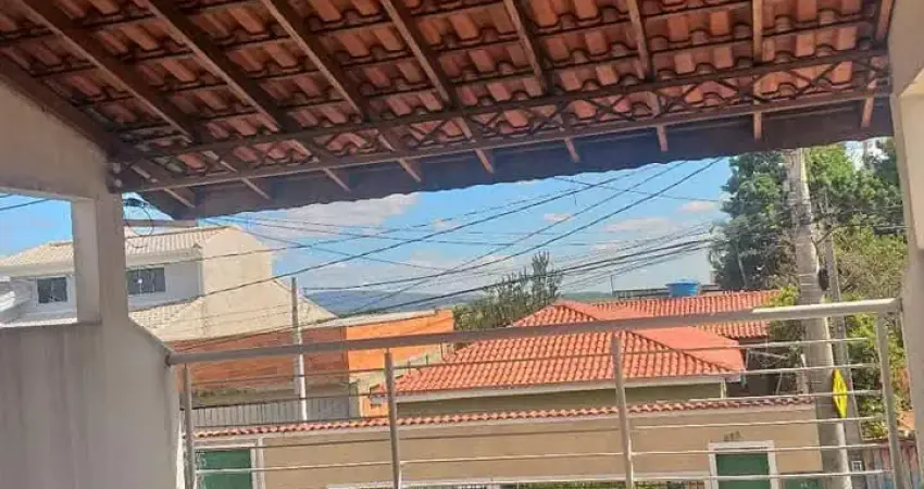 Sobrado c/ edícula ao fundo. um quarto fica em baixo. aceita permuta por chácara documentada. financia.