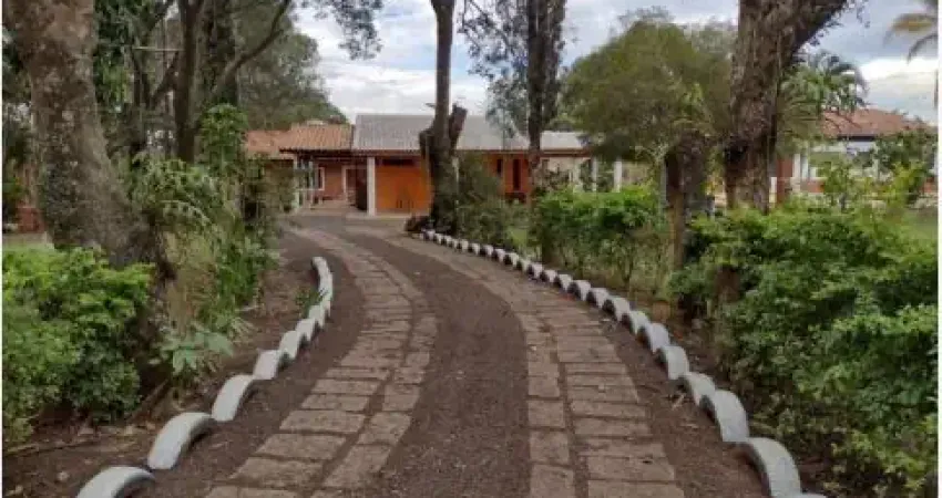 Linda chácara com duas casas, documentada, em porto feliz. acesso pelo asfalto. km 93 da castelo.