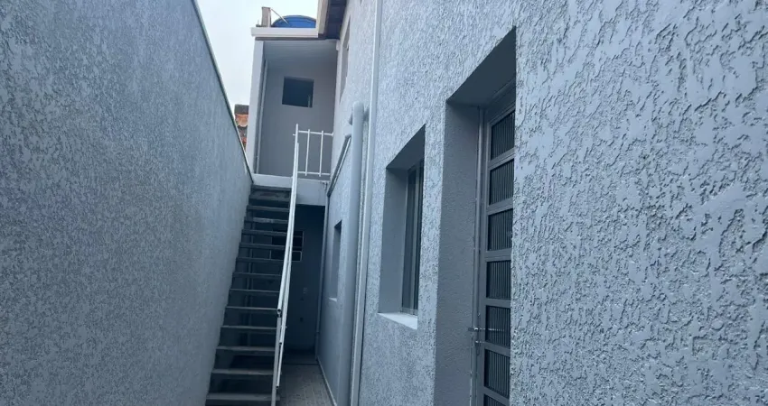 Sobrado com 2 quartos sendo 1 suíte em baixo e 2 kitnets independentes em cima.