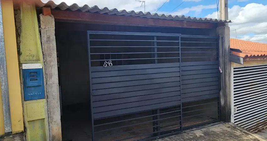 Casa independente com 1 dormitório, quintal e garagem coberta pra 2 carros.