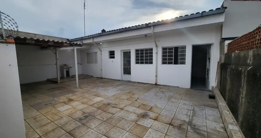 Casa na av. arthur bernardes em frente ao mercado correia.  casa no fundo com entrada independente.