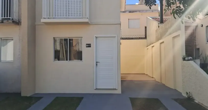 Sobrado em condomínio c/ 64 m², quintal e garagem p/ 2 carros. 3 min. do shopping cidade.