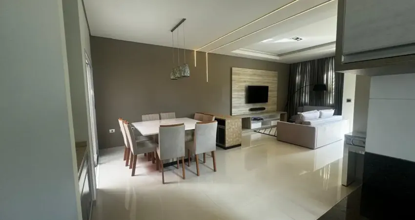 Sobrado mobiliado com 2 suítes em baixo, no condomínio horizontes. espaço gourmet, salão de jogos e de festa.