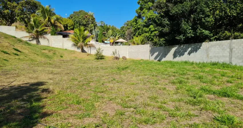 Terreno todo murado, com 3665 m², poço artesiano, luz, documentado, a 3 km da raposo.