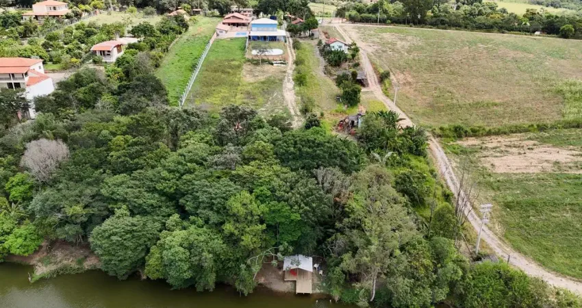 Belíssima chácara com 4225 m² com fundo para lago piscoso, no asfalto e documentada.