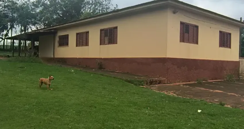 São 20 mil mts com duas casas em otima localização em boituva.