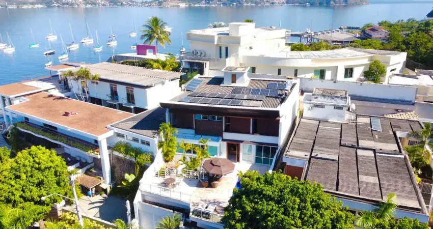 Casa em estilo contemporâneo projetada para quem busca luxo, conforto e qualidade de vida em condomínio exclusivo à beira da baía de guanabara.