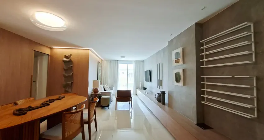 Apartamento decorado de 3 quartos, suíte com closet, roupeiro, lavabo, despensa e dependência completa.