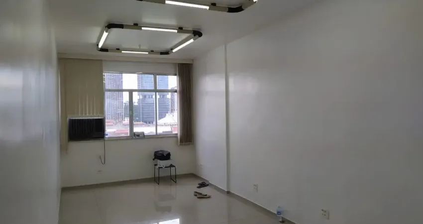 Sala com banheiro, andar alto. vista livre. sol da manhã. totalmente reformado.