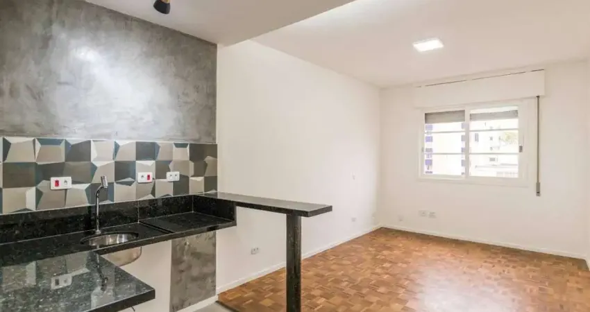 Apartamento compacto, totalmente reformado com alto padrão de acabamento, em localização estratégic
